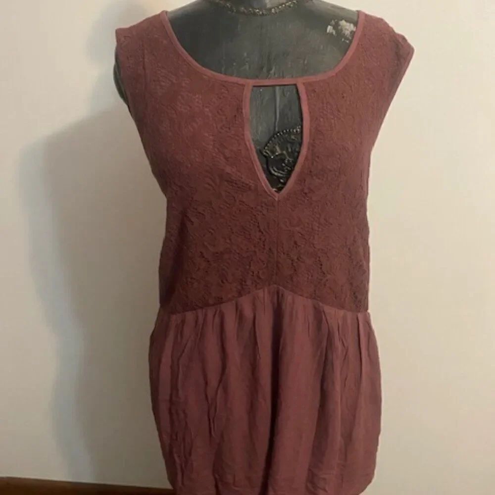 Maurices Reddish Brown Lace Front Peep hole front and back tunic, size 4X